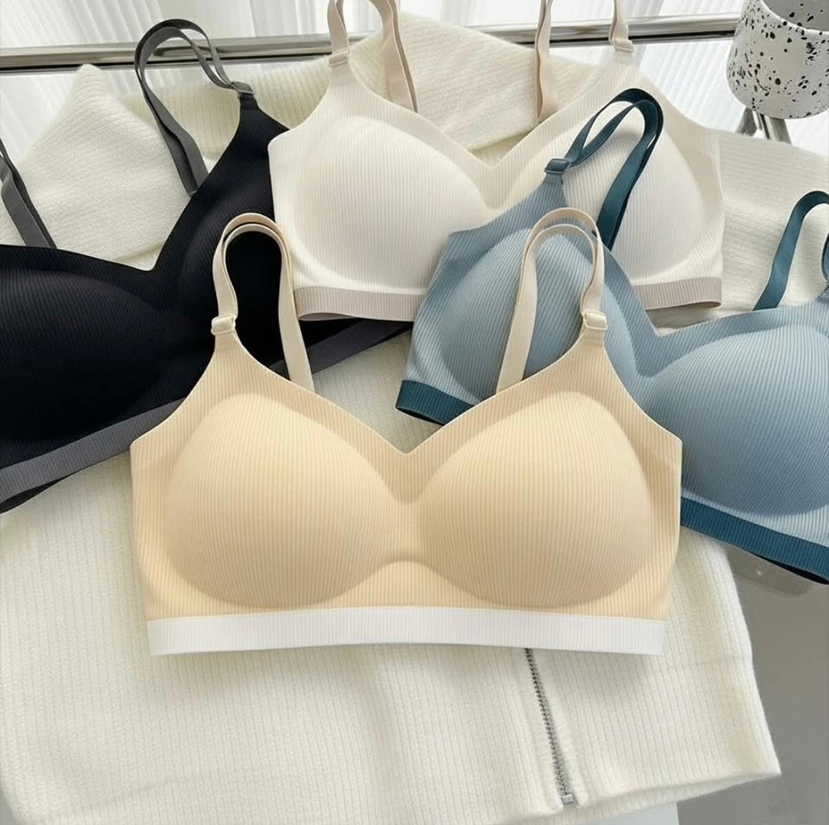 Self Lining Design Seamless Back Hook Bra