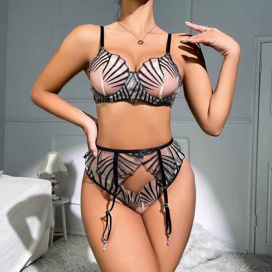 Sea Shell Design Garter Set